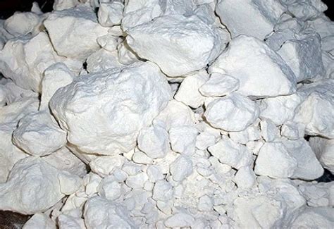  Calcium Carbonate: Ett universellt byggsten för olika industrier och en smak av historia!